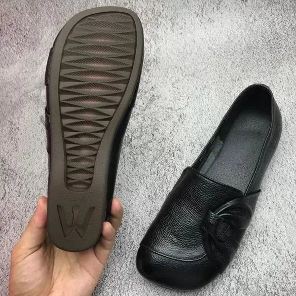 Damenlederschuhe mit weicher Sohle und rutschfester Oberfläche.