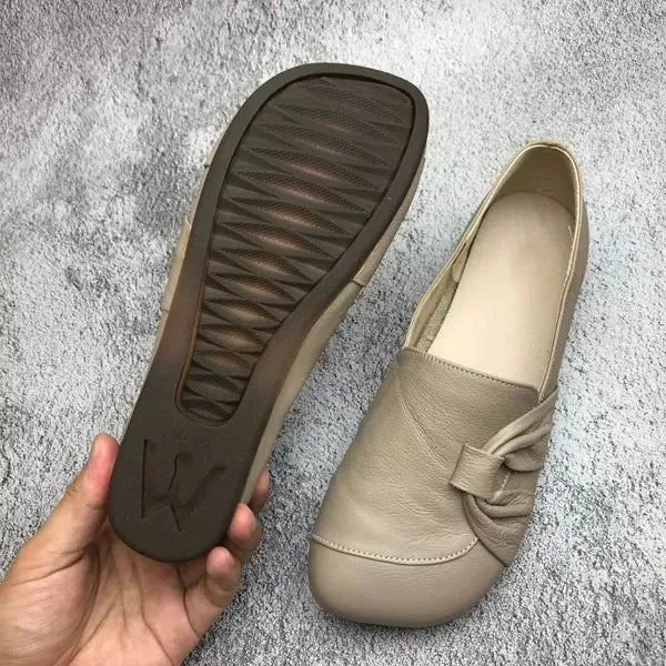Damenlederschuhe mit weicher Sohle und rutschfester Oberfläche.