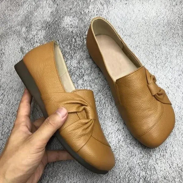 Damenlederschuhe mit weicher Sohle und rutschfester Oberfläche.