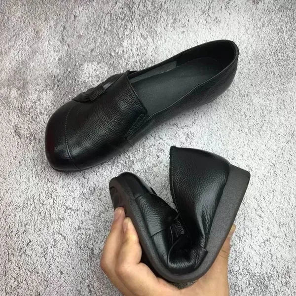 Damenlederschuhe mit weicher Sohle und rutschfester Oberfläche.